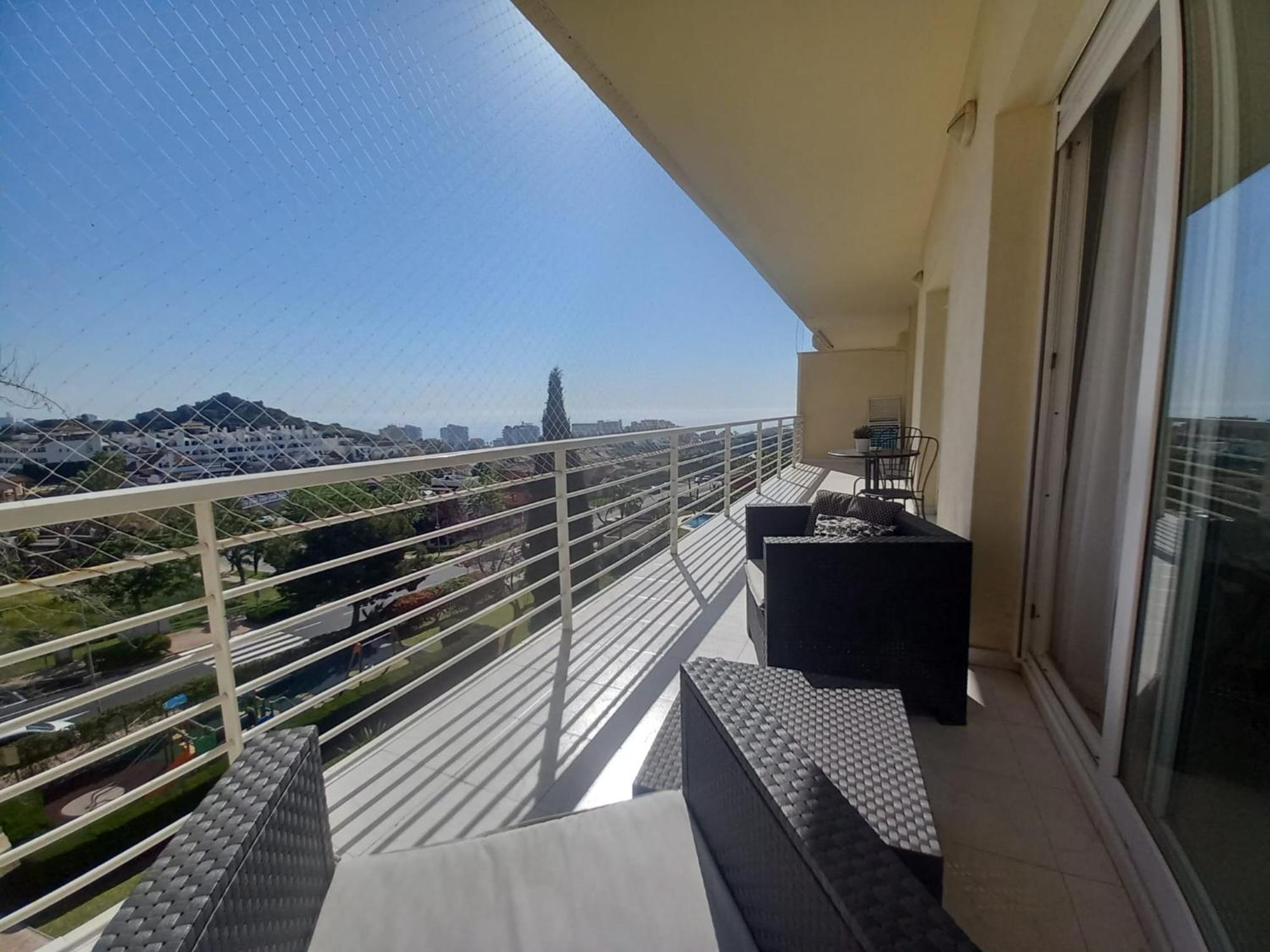 Apartamento Amplio, Luminoso Y Moderno Con Amplia Terraza Y Hermosas Vistas En Exclusiva Urbanizacion *