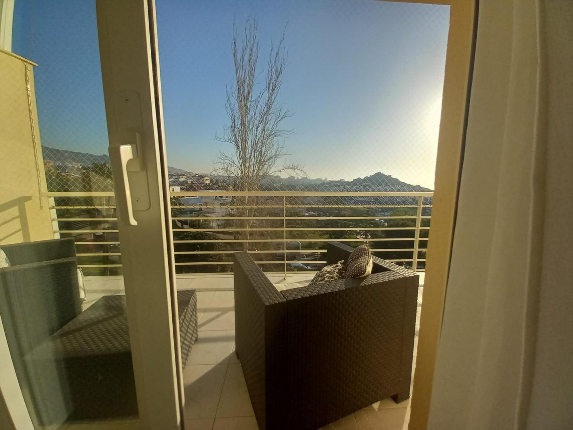 Apartamento Amplio, Luminoso Y Moderno Con Amplia Terraza Y Hermosas Vistas En Exclusiva Urbanizacion