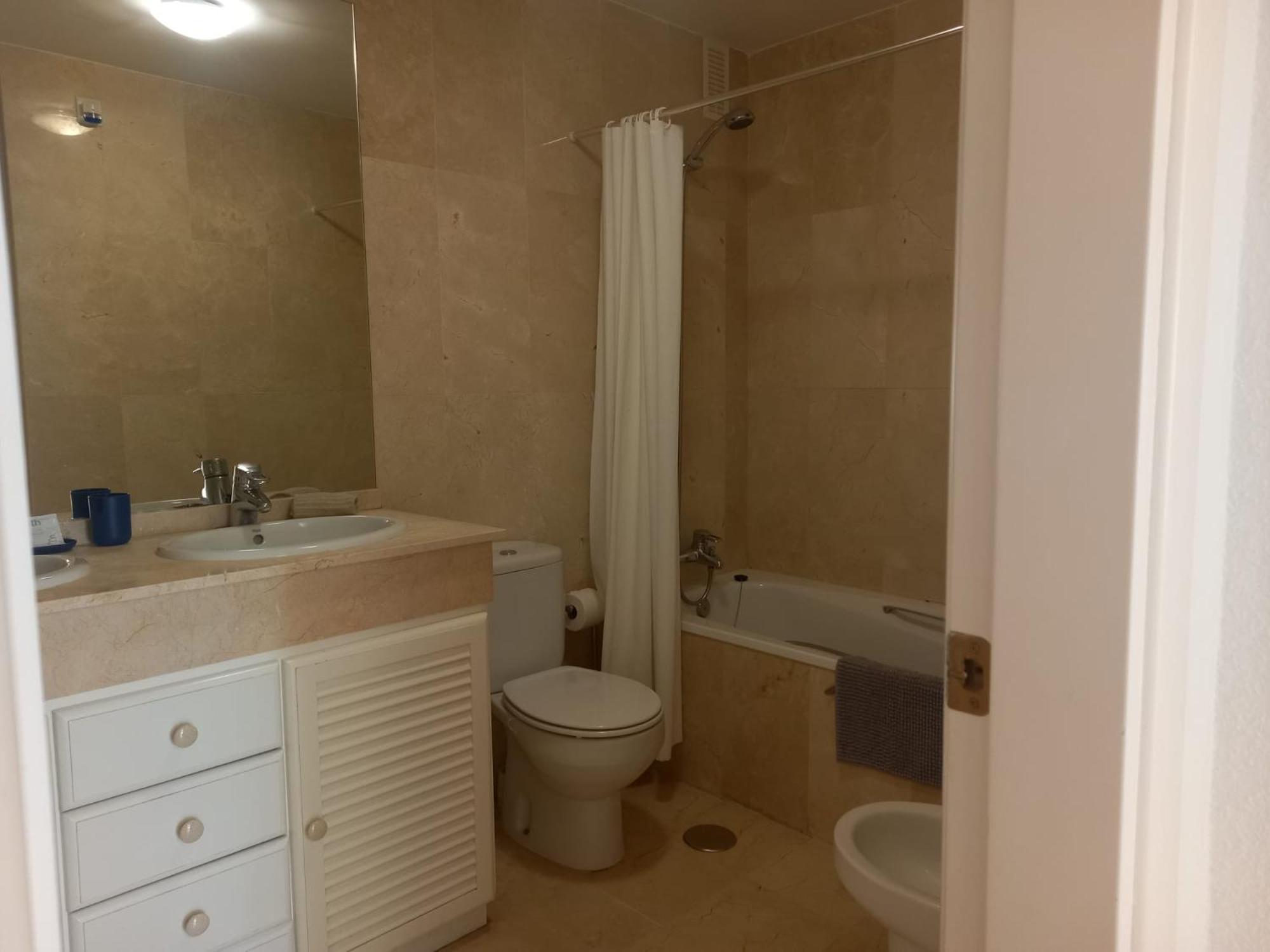 Amplio, Luminoso Y Moderno Con Amplia Terraza Y Hermosas Vistas En Exclusiva Urbanizacion Apartamento *