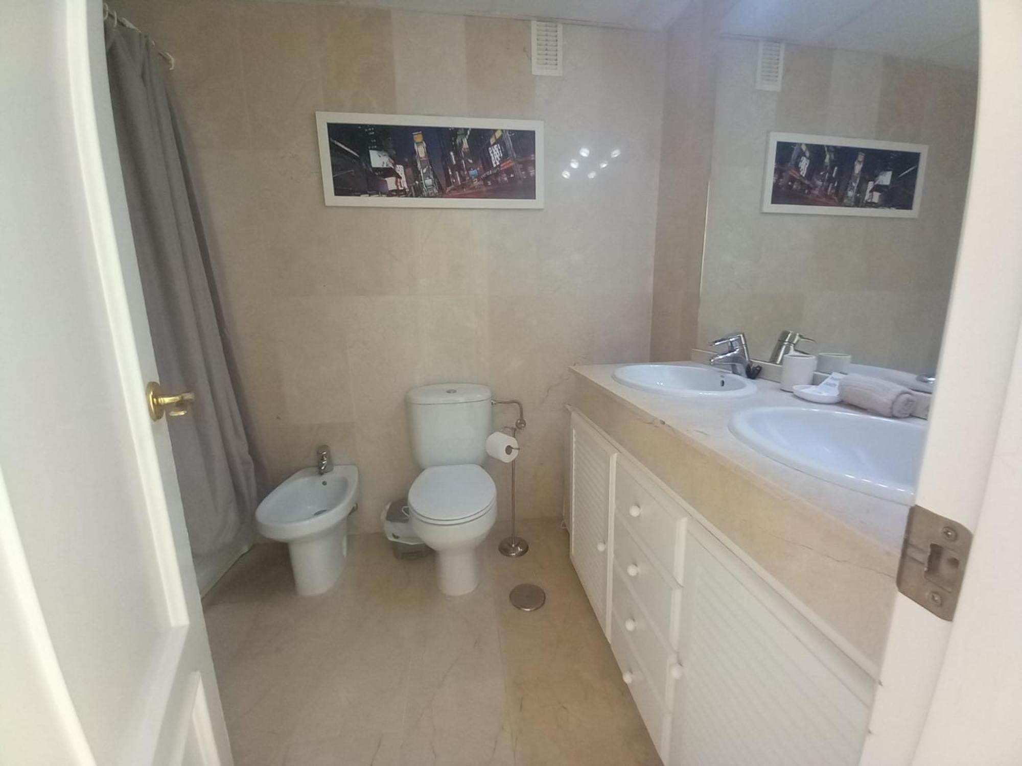 Apartamento Amplio, Luminoso Y Moderno Con Amplia Terraza Y Hermosas Vistas En Exclusiva Urbanizacion Benalmádena