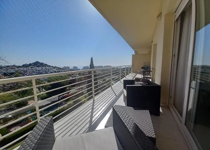 Amplio, Luminoso Y Moderno Apartamento Con Amplia Terraza Y Hermosas Vistas En Exclusiva Urbanizacion